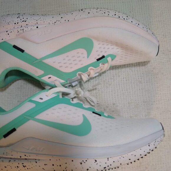 Nike women's  size  8   white / aqua-mint  athletic sneakers - Picture 7 of 13